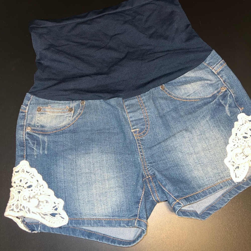 Bella Vida Maternity Jean Shorts with Crochet Lace Accent Boho Size Medium EUC